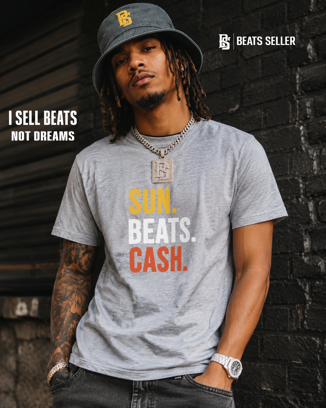Jeune homme antillais avec locks portant un T-shirt Sun Beats Cash, un bob Beats Seller et une chaîne BS, style rappeur streetwear