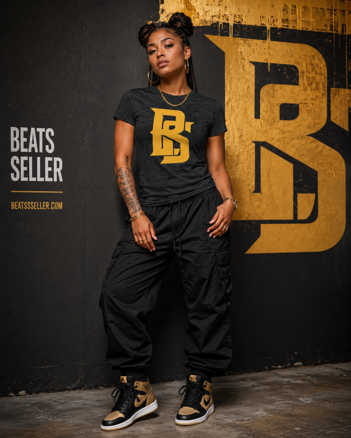 Jeune femme moderne portant un T-shirt Beats Seller avec logo BS doré, style streetwear urbain pour beatmakers et producteurs