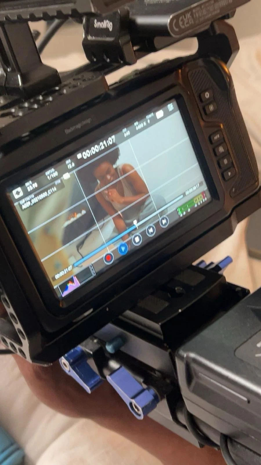 Camera monitor showing an actress during the filming of Bon Profil.